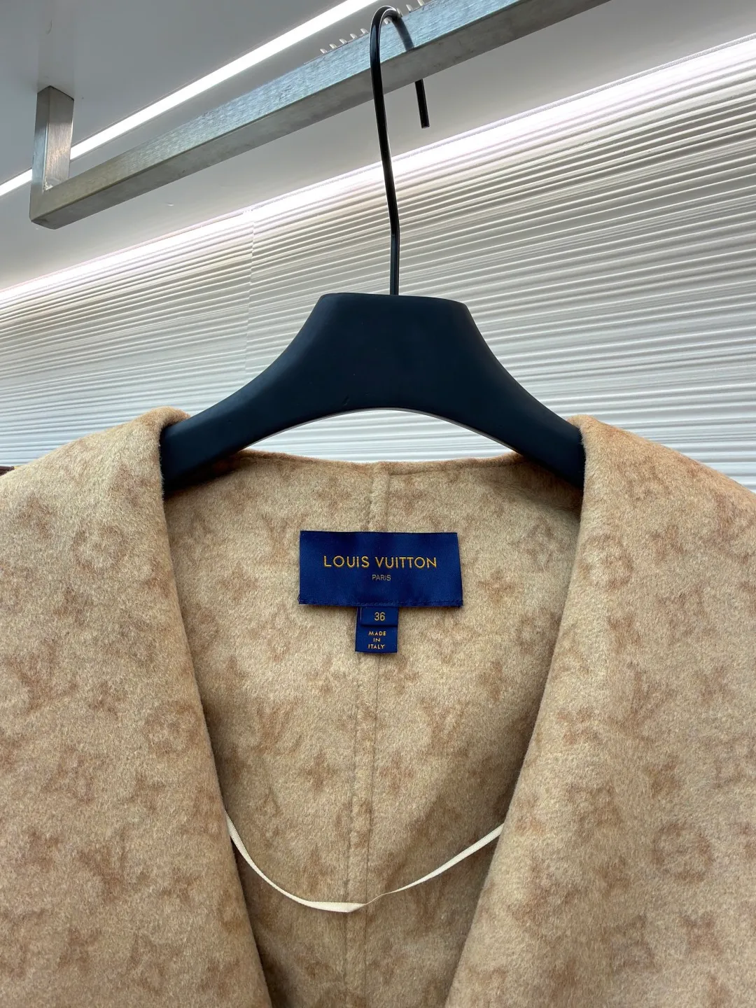 LOUIS VUITTON Wool lace-up wrap hooded coat (short style) ●Item number: 1682300-I45 ●Fabric: wool fabric ●Technology: jacquard production ●Color: khaki ●Version: loose fit ●Weight: about 1320 grams ●Size: 34-36-38-40 ●Description: This presbyopic wool coat is made of double-sided blended wool fabric imported from Italy. The main part is made of high-density matte black wool, which has been pre-shrunk and steam-set to ensure that the fabric is stiff and not easily deformed. The large lapel and belt areas use jacquard weaving technology to present the classic presbyopic pattern as a three-dimensional texture. The pattern is digitally positioned and plated to ensure that the texture is symmetrical and clear. The body of the garment is unlined and double-sided sewn to reduce the weight of the garment while improving skin-friendliness. The cuffs and hem are hand-stitched to reveal exquisite details. The waist is customized with a wide belt of the same fabric, with an adjustable buckle design with invisible stitching, allowing the silhouette to be freely adjusted; the neckline adopts a double-layer composite structure, combined with the fixation process of hand-made arch stitches, to make the large lapels more three-dimensional. Every splicing follows the precision sewing standard of 1cm/8 stitches, perfectly integrating craftsmanship and design aesthetics. The overall wiring is straight and delicate, the fabric is comfortable and soft, and the color is consistent without color difference. It can be matched with the same style to create a fashionable look and control various occasions. Customized accessories, complete with three standards, same style for men and women!